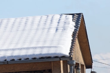 屋根に雪が積もっている写真